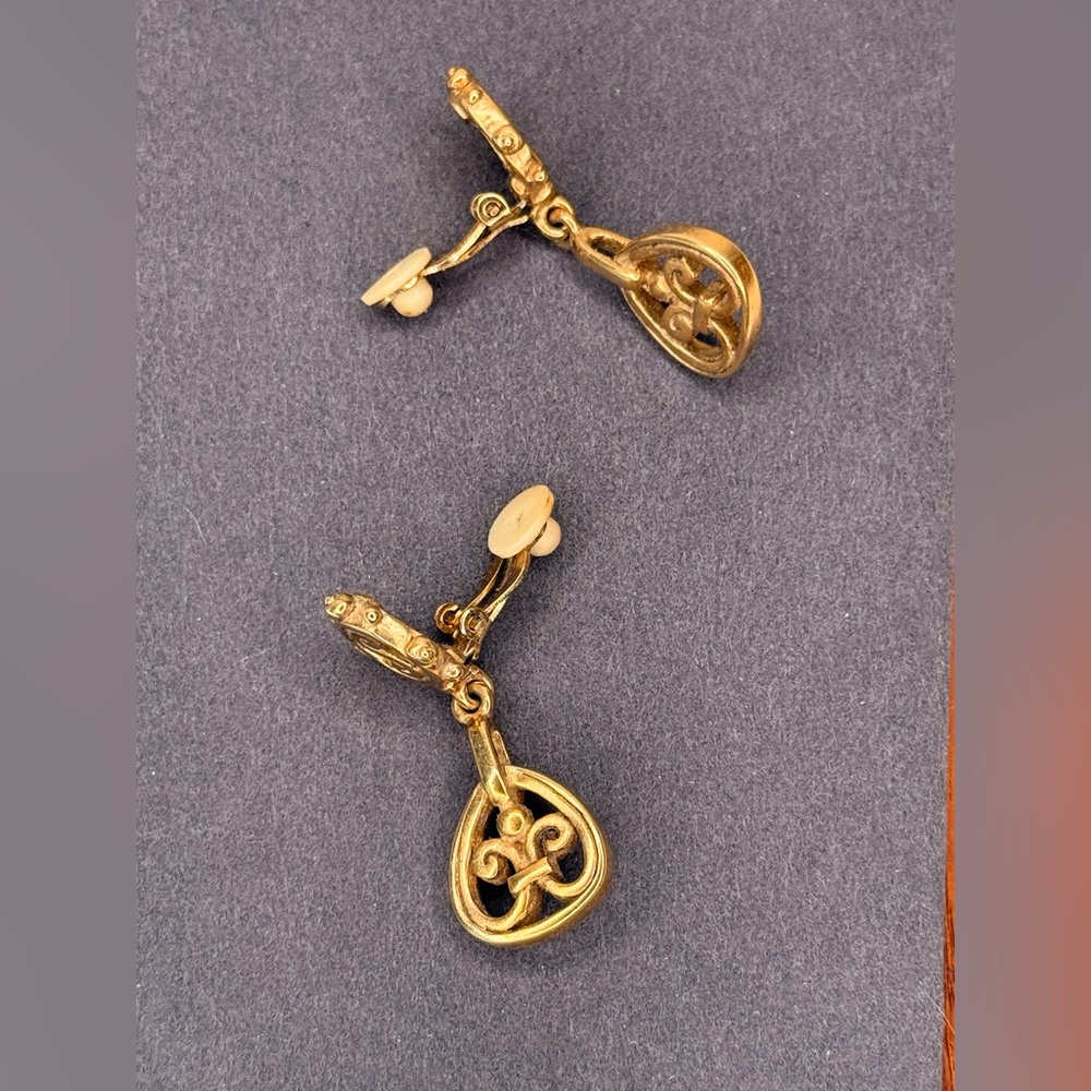 Vintage Erwin Pearl Gold Tone Clip-On Dangle Earrings Fleur-de-Lis Baroque 80s - Picture 5 of 7